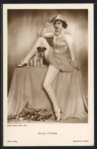 AK Schauspielerin Anny Ondra mit kleinem Terrier