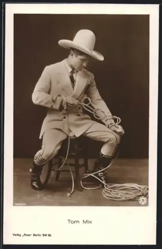AK Schauspieler Tom Mix mit Lasso auf einem Hocker sitzend