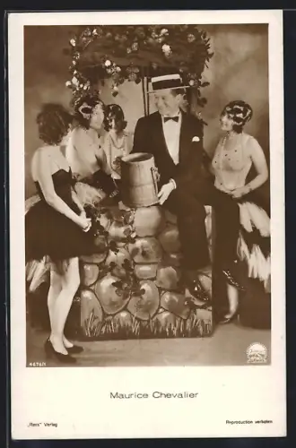AK Schauspieler Maurice Chevalier sitzt an einem Brunnen von Frauen umgeben