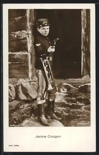 AK Schauspieler Jackie Coogan als Soldat mit Trompete und gezogener Pistole