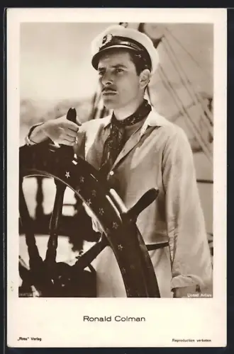 AK Schauspieler Ronald Colman als Kapitän am Steuerrad
