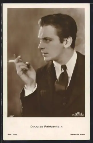 AK Schauspieler Douglas Fairbanks rauchend zur Seite schauend