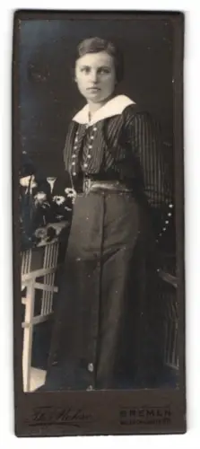 Fotografie Th. Rohse, Bremen, Waller Chaussee 31, Junge Frau im gestreiften Kleid