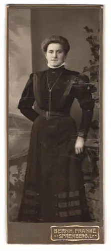 Fotografie Bernh. Franke, Spremberg, Elegante Dame in schwarzem Kleid
