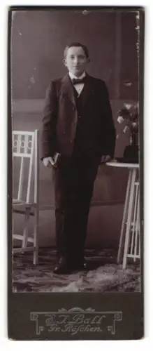 Fotografie E. J. Ball, Gr. Räschen, Junge im Anzug mit Buch