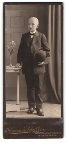 Fotografie Franz Scheffer, Gera, Adelheidstr. 1, Junge mit Hut im Atelier