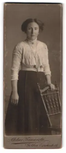 Fotografie Atelier Neuwirth, Gotha, Erfurterstr. 15, Porträt einer jungen Frau mit Stuhl