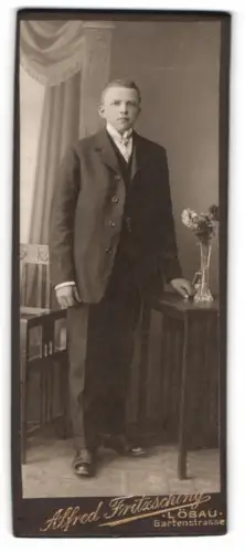 Fotografie Alfred Fritzsching, Löbau, Gartenstrasse, Porträt eines jungen Mannes im Anzug