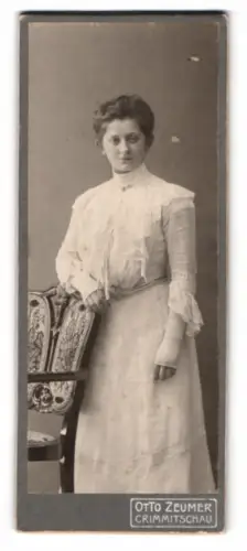 Fotografie Otto Zeumer, Crimmitschau, Jacobsgasse 14, Stehende Dame mit elegantem Kleid