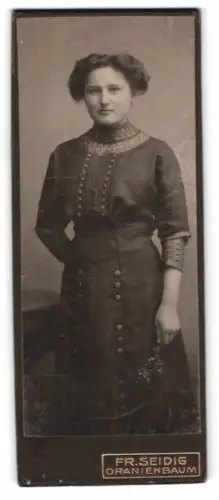 Fotografie Fr. Seidig, Oranienbaum, Stehende Frau in elegantem Kleid