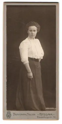 Fotografie Photographisches Atelier, Potsdam, Brandenburgerstr. 30, Portrait einer Dame in eleganter Pose