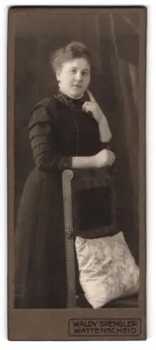 Fotografie Waldy Spengler, Wattenscheid, Frau mit elegantem Kleid neben Stuhl