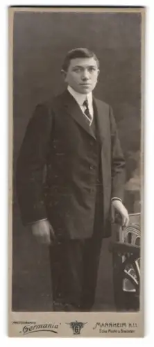 Fotografie Germania, Mannheim, Ecke Markt und Breitestr., Porträt eines jungen Mannes