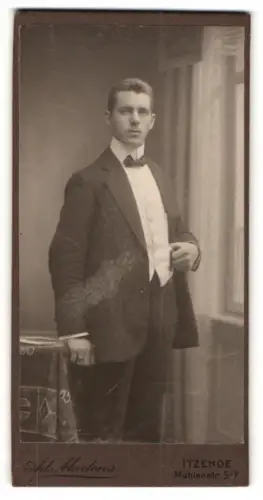 Fotografie Ad. Martens, Itzehoe, Mühlenstr. 5-7, Porträt eines jungen Mannes