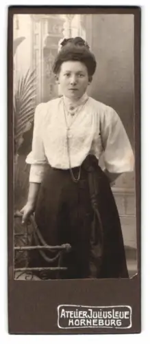 Fotografie Atelier Julius Leue, Horneburg, Porträt einer Frau in eleganter Kleidung