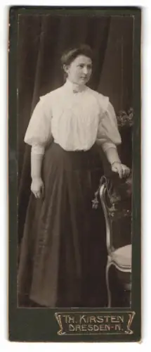 Fotografie Th. Kirsten, Dresden, Porträt einer Frau neben einem Stuhl