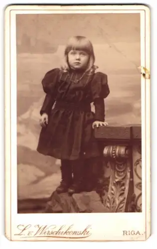 Fotografie L. v. Wirschjkowski, Riga, Ecke Alexander Boulevard und Pauluccistrasse, Kind in dunklem Kleid
