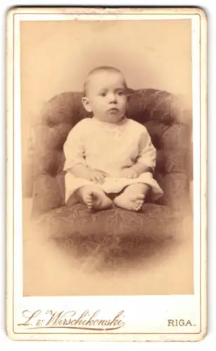 Fotografie L. v. Wirschjkowski, Riga, Ecke Alexander Boulevard und Pauluccistrasse, Kleinkind auf gepolstertem Stuhl