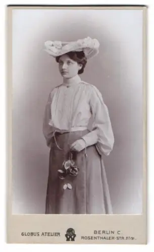Fotografie Globus Atelier, Berlin, Rosenthaler Str. 27/31, Dame mit Hut und Blumen