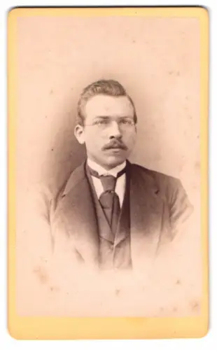 Fotografie O. Sonnemann, Goslar, Porträt eines Herrn mit Brille