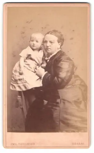 Fotografie Emil Tiedemann, Dessau, Akensche Strasse 4, Frau mit Kleinkind