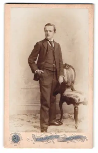 Fotografie A. Jandorf & Co., Berlin, Belle-Alliance-Str. 1, Eleganter junger Mann im Anzug