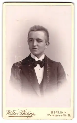 Fotografie Willi Philipp, Berlin, Veteranen-Str 28, Porträt eines jungen Mannes im Anzug