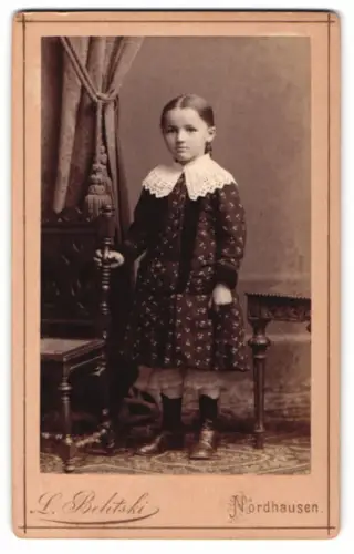 Fotografie L. Belitski, Nordhausen, Mädchen mit Spitzenkragen