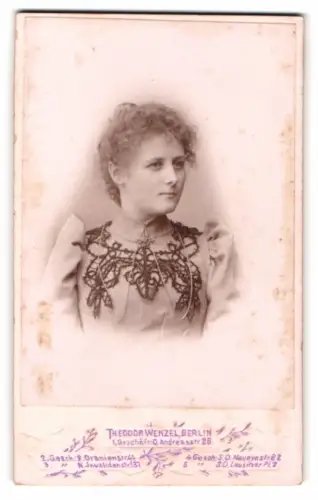 Fotografie Theodor Wenzel, Berlin, Andreasstrasse 28, Elegantes Portrait einer Frau