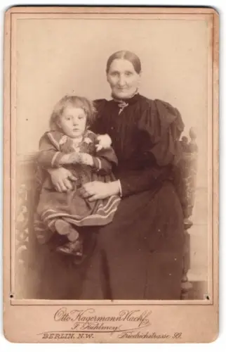 Fotografie Otto Kagermann Nachf., Berlin, Friedrichstrasse 99, Porträt einer älteren Frau mit Kind