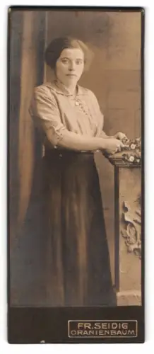 Fotografie Fr. Seidig, Oranienbaum, Elegantes Porträt einer jungen Frau