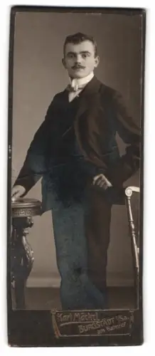 Fotografie Karl Mäckel, Burgstädt, Am Bahnhof, Eleganter Herr im Anzug