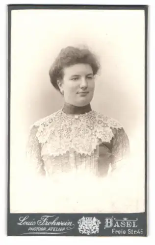Fotografie Louis Frohwein, Basel, Freie Str. 45, Porträt einer Frau mit Spitzenkragen