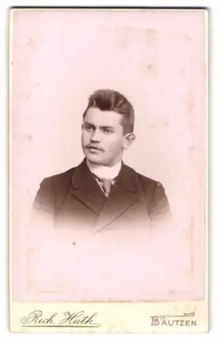 Fotografie Rich. Huth, Bautzen, Gickelsberg, Porträt eines jungen Mannes