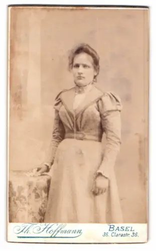 Fotografie Th. Hoffmann, Basel, Clarastr. 36, Junge Frau im eleganten Kleid