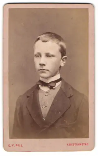 Fotografie C. F. Piil, Kristianstad, Porträt eines Jungen im Anzug