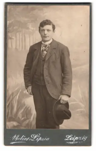 Fotografie Atelier Lipsia, Leipzig, Thomasring 15, Eleganter Herr mit Hut