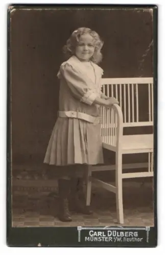 Fotografie Carl Dülberg, Münster, Neuthor, Mädchen mit Bank