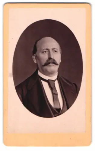 Fotografie R. Bachner, Suhl, Porträt eines Mannes mit Schnurrbart