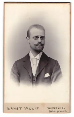 Fotografie Ernst Wolff, Wiesbaden, Webergasse 2, Porträt eines eleganten Herrn mit Brille