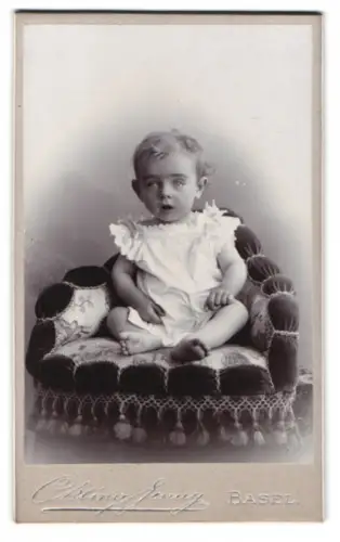 Fotografie C. Kling-Jenny, Basel, Kind auf gepolstertem Sessel