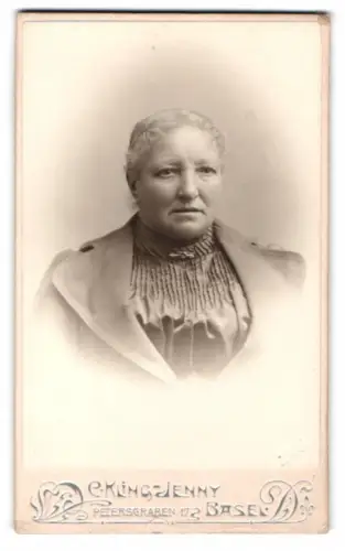 Fotografie C. Kling-Jenny, Basel, Petersgraben 17, Ältere Frau im Mantel