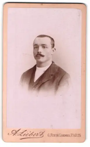 Fotografie A. Liébert, Paris, Rue de Londres 6, Porträt eines Mannes mit Schnurrbart