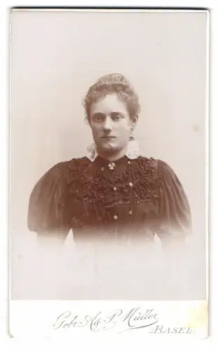 Fotografie Gebr. A. & P. Müller, Basel, Frau in elegantem Kleid