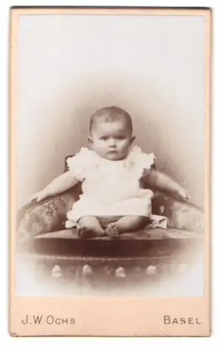 Fotografie J. W. Ochs, Basel, St. Johannvorstadt 35, Porträt eines Kleinkindes auf einem Sessel