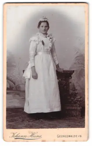 Fotografie Johann Heine, Georgswalde i. Böhmen, Würdevolle Dame im Atelier