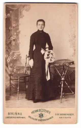 Fotografie Hermann Besteher, Berlin, Landsbergerstrasse 46, Frau mit Blumenstrauss