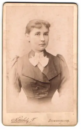 Fotografie Knebel Ferencz, Szombathelyen, Portrait einer jungen Frau