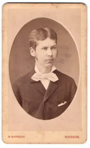 Fotografie M. Rupprecht, Oedenburg, Wienergasse 2, Porträt eines jungen Mannes mit Fliege