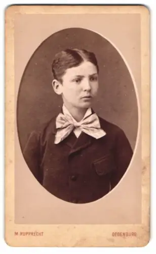 Fotografie M. Rupprecht, Oedenburg, Wienergasse 2, Porträt eines Jungen im Anzug